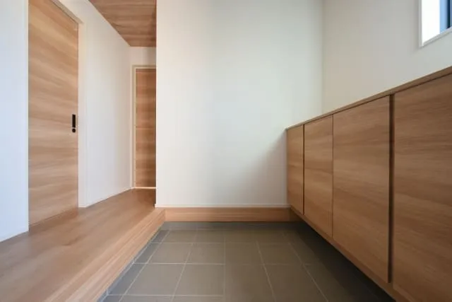 木造住宅の魅力を引き立てる玄関づくりのアイディアとは？
