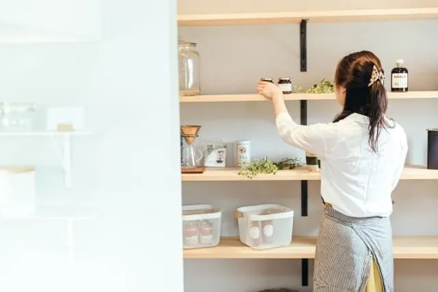 パントリーに物を収納する女性